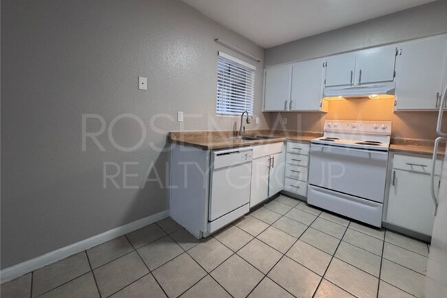 Building Photo - Charming 2-bedrooms, 1-bath ground level u...