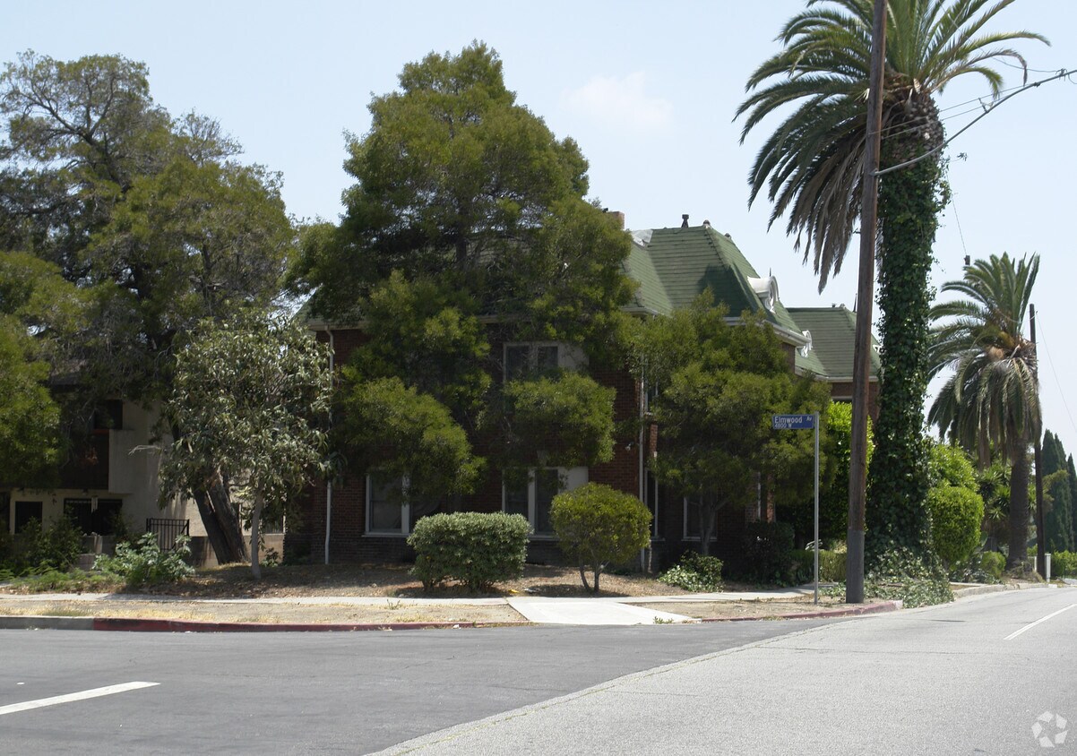 Primary Photo - 370 N Wilton Pl