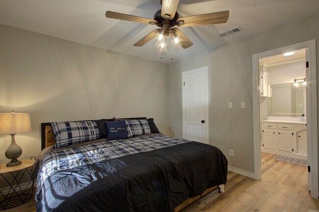 Foto del edificio - 5805 Sidney Dr