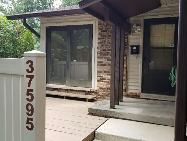 Foto del edificio - 37595 Barkridge Cir