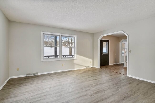 Building Photo - Lovely 4BR 4BA Home in the Best Neighborho...