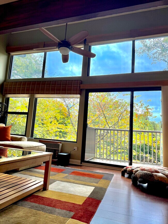 Foto del edificio - 1465 E Putnam Ave