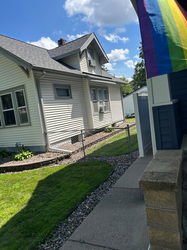 Side Entrance from front walkway - 742 Magnolia Ave E