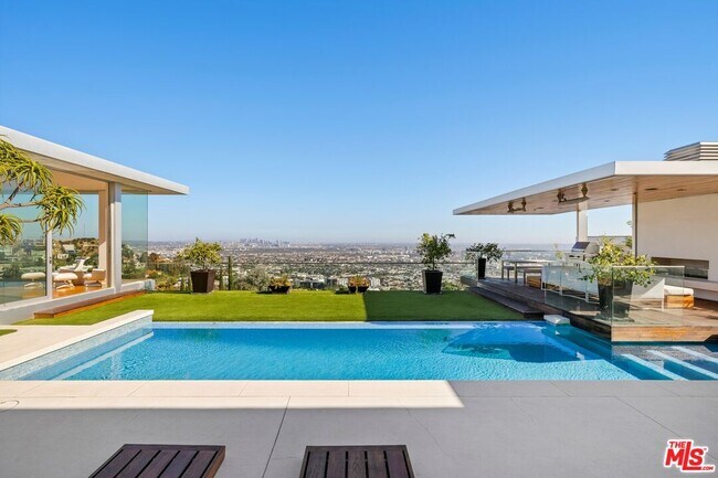 Foto del edificio - 1476 Blue Jay Way
