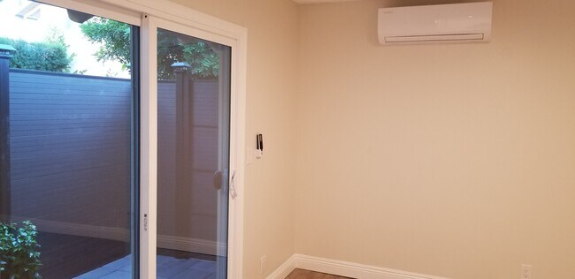 Room + Private Patio - 2044 Evergreen St