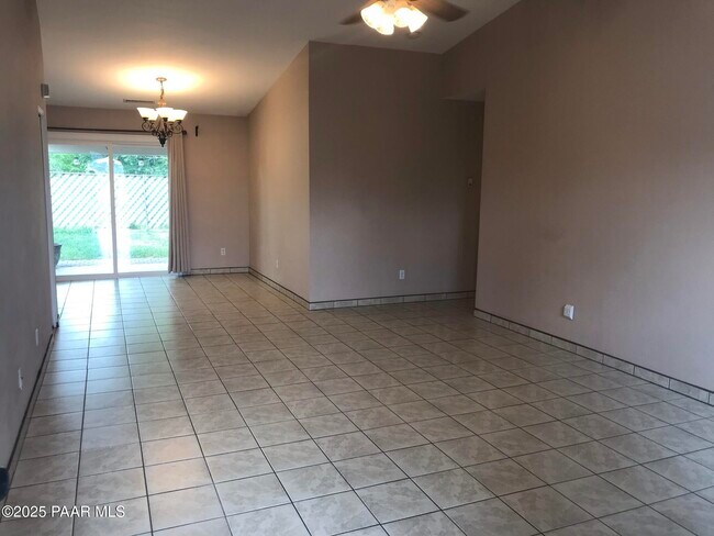 Foto del edificio - 3084 N Constance Dr