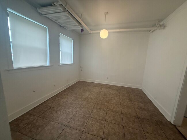 Foto del edificio - 3258 Maple Ave