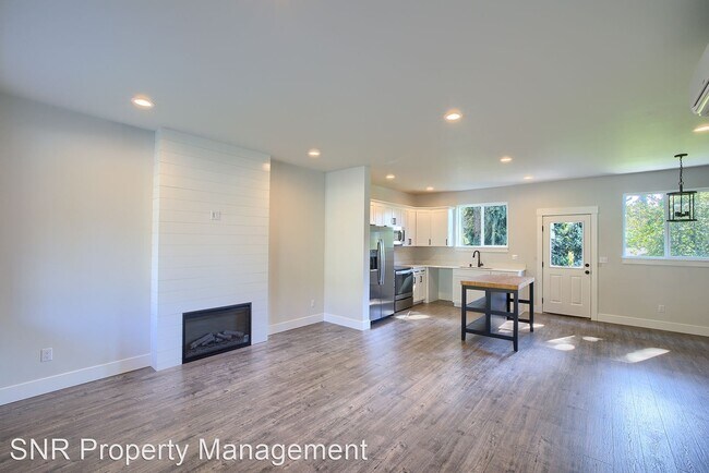 Foto del edificio - 6 br, 3 bath House - 422 124th St S