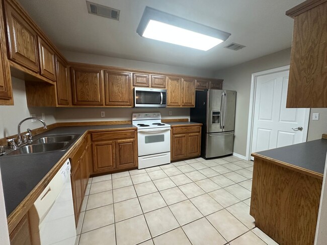 Building Photo - Welcome to this charming 3-bedroom, 2-bath...