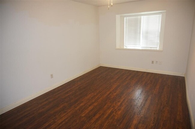 Building Photo - 6223 S Greenpark Dr