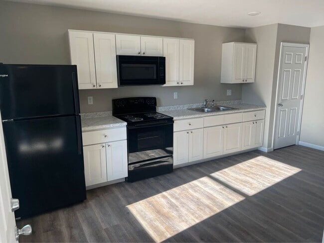 Building Photo - 2 bed, 1 bath Apartment