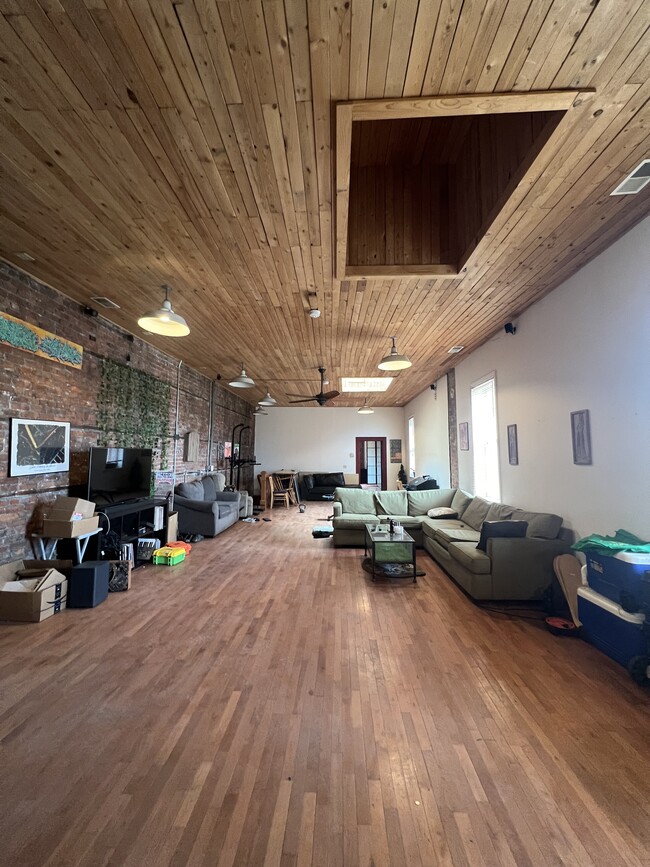Building Photo - 2845 Gratiot Ave