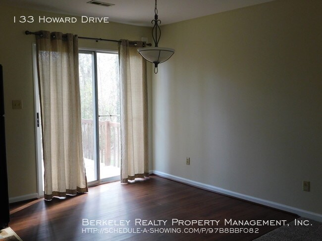 Foto del edificio - 133 Howard Drive
