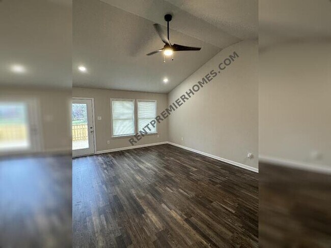 Foto del edificio - 18 Edward Dr