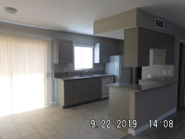 Foto del edificio - 5235 Golden Ln