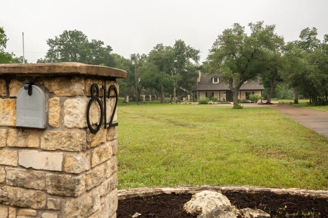 Building Photo - 812 Post Oak Dr, Dripping Springs, Texas 7...