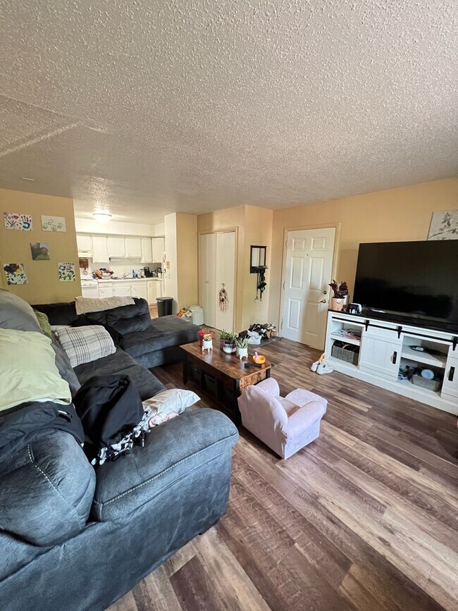 Foto del edificio - Renovated 2 Bedroom Apartment - AVAILABLE ...