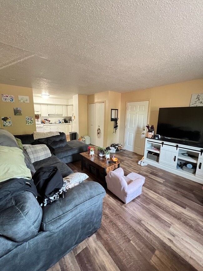 Building Photo - Renovated 2 Bedroom Apartment - AVAILABLE ...