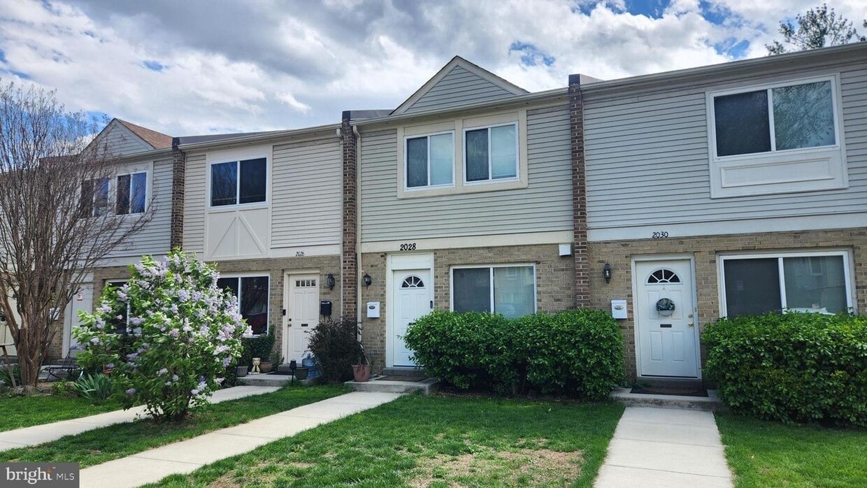 Arlington Townhouse With Attached Garage! - Arlington Townhouse With Attached Garage!