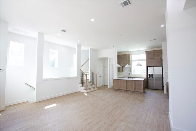 Building Photo - 2121 Hoskins Dr