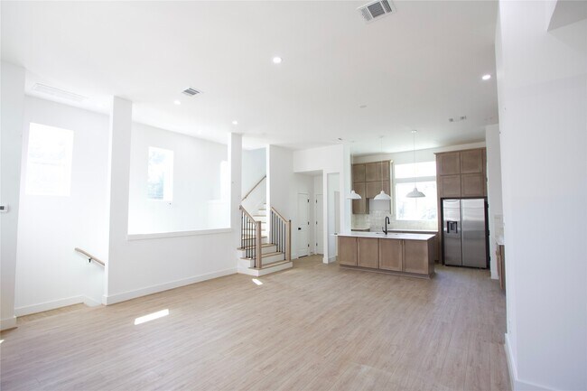 Foto del edificio - 2121 Hoskins Dr