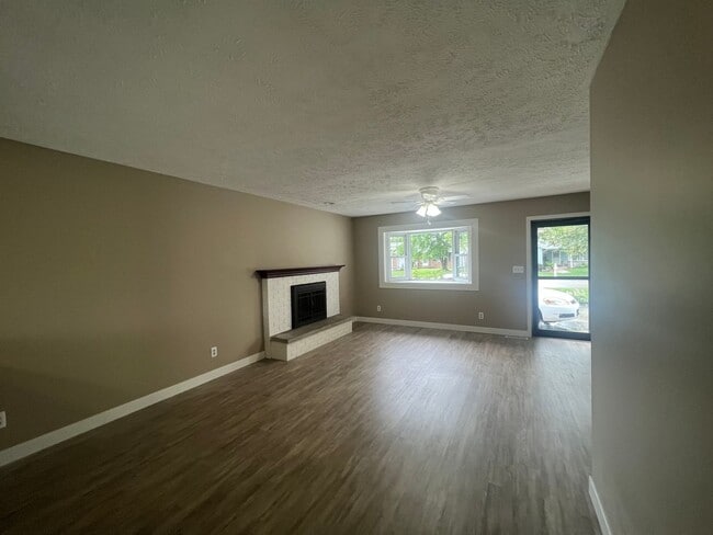 Building Photo - JUST LISTED for RENT!