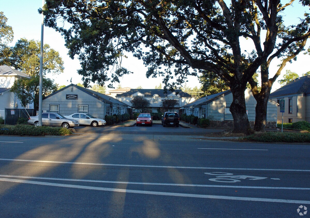 Primary Photo - Lynwood Apartments