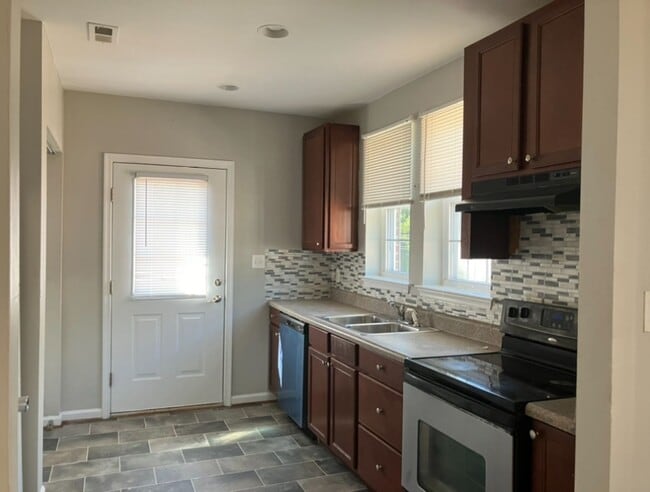 Building Photo - Three Bedroom Condo - Centrally Located Su...