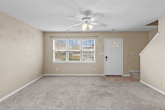 Building Photo - 2 Bed 2.5 Bath Townhome
