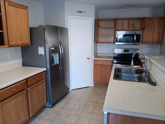 Foto del edificio - 4 Bedroom, 2 Bathroom! Lovely Home Coming Soon!