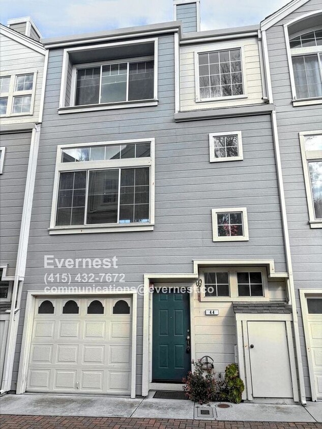 Primary Photo - Lovely 2-Bedroom Townhome: Comfort and Con...