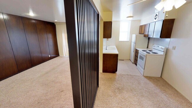 Building Photo - 607 100 E