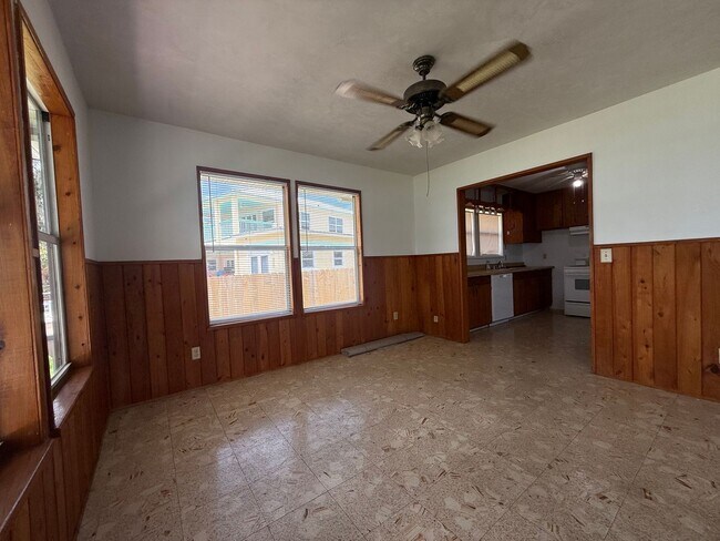 Building Photo - 2920 Sunset Dr
