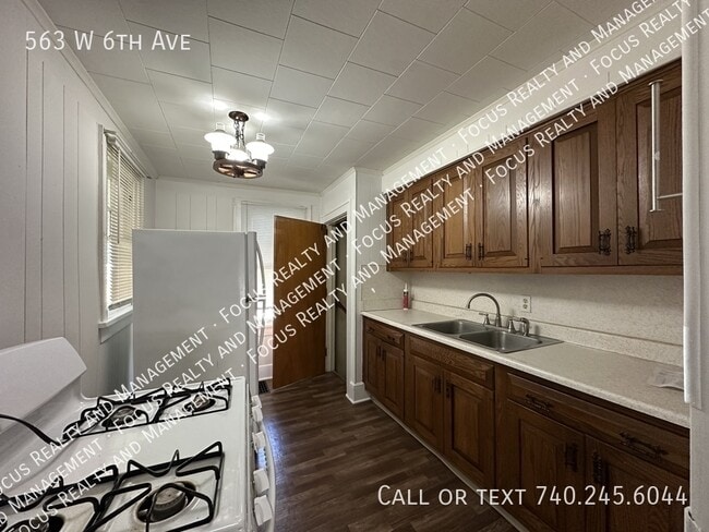 Building Photo - 563 W 6th Ave