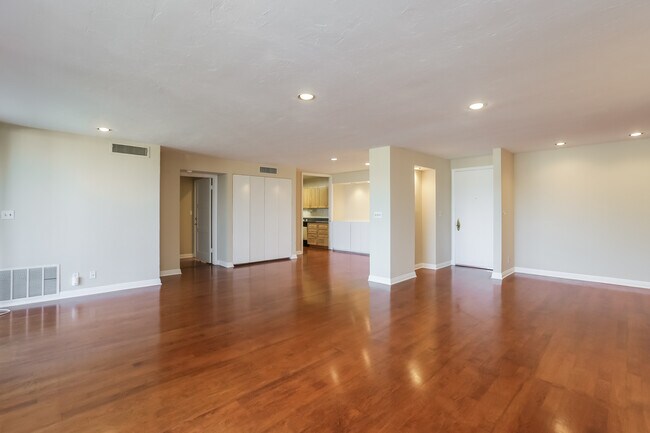 Dining Area - 723 Palisades Beach Rd