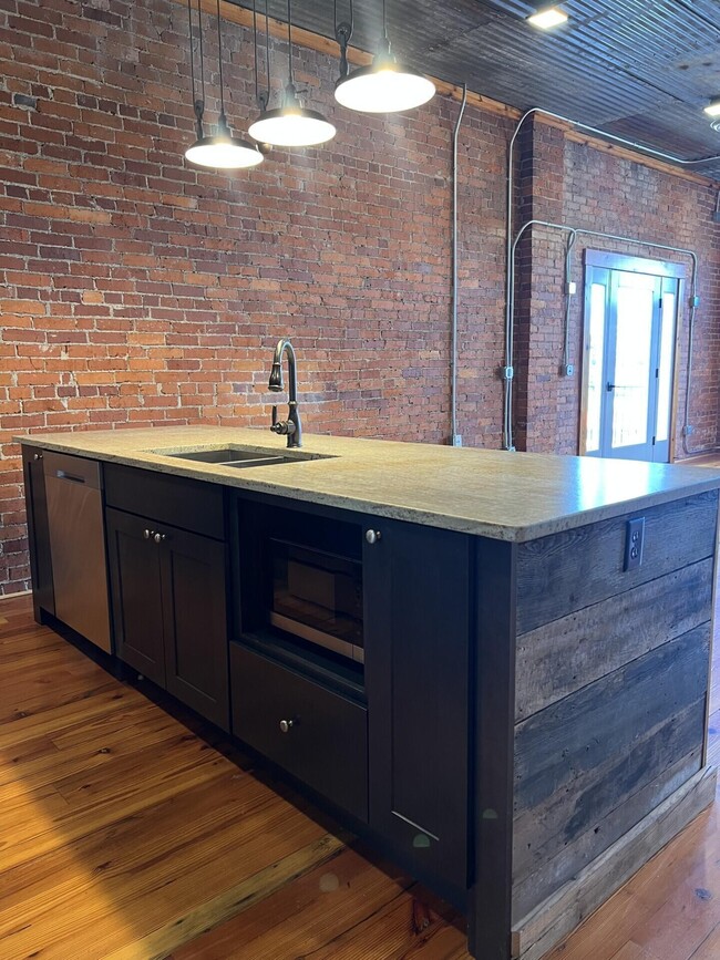 Building Photo - 431 S Columbus St