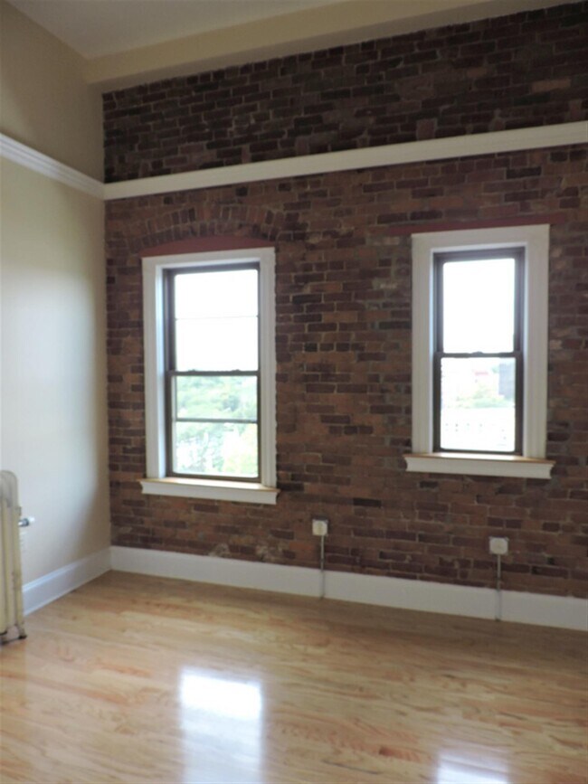 Foto del edificio - 878 Massachusetts Ave