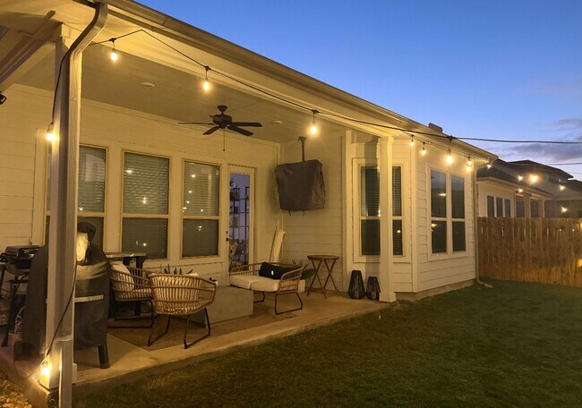 Foto del edificio - Stylish 3BR 2BA Home w/ Community Pool+ Park + Fenced Yard + Covered Patio in South Austin