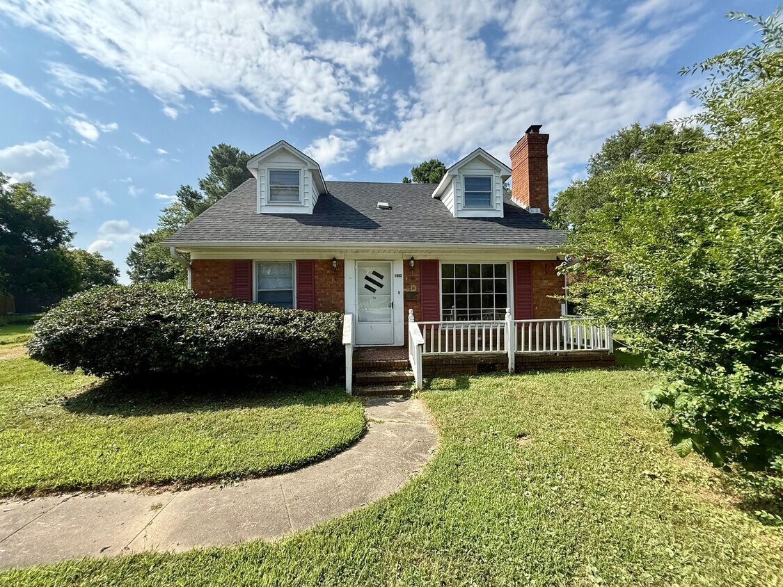 Foto principal - Four bedroom, 2 bath Cape Cod in Burlington