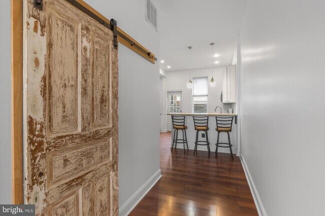 Foto del edificio - 823 E Girard Ave