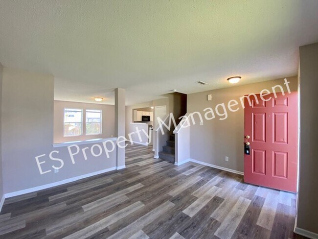 Foto del edificio - Gorgeous 4 Bedroom 2.5 Bathroom Two Story ...