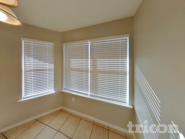 Building Photo - 917 Red Oak Trails