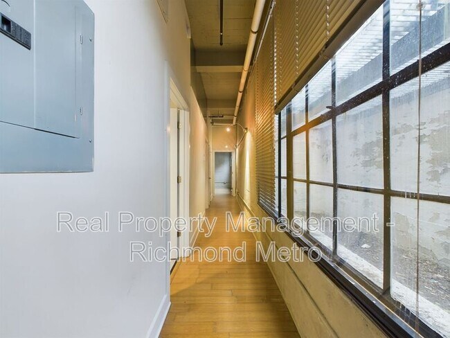 Building Photo - 815 Perry St