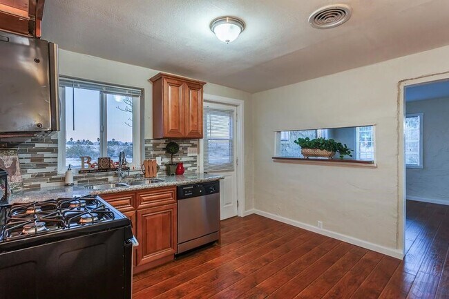 Foto del edificio - Eclectic 3 Bedroom 1 Bathroom with 2 Offices/Hobby Room