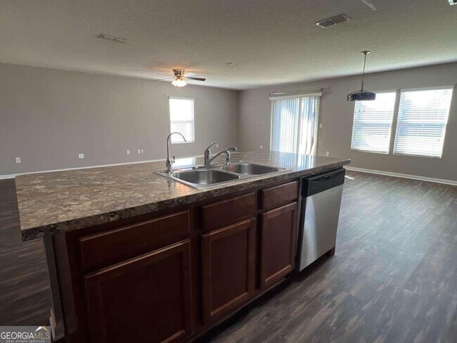 Building Photo - 204 Waters Edge Dr