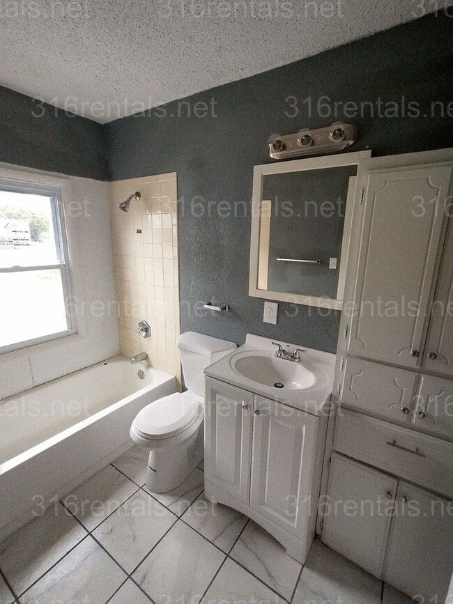Building Photo - $800 - 2 bedroom/ 1 bathroom - Gorgeous Ho...