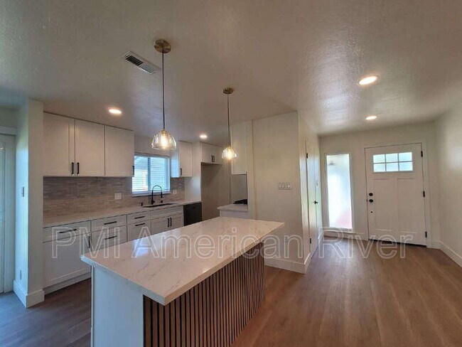 Building Photo - 2462 Town Cir