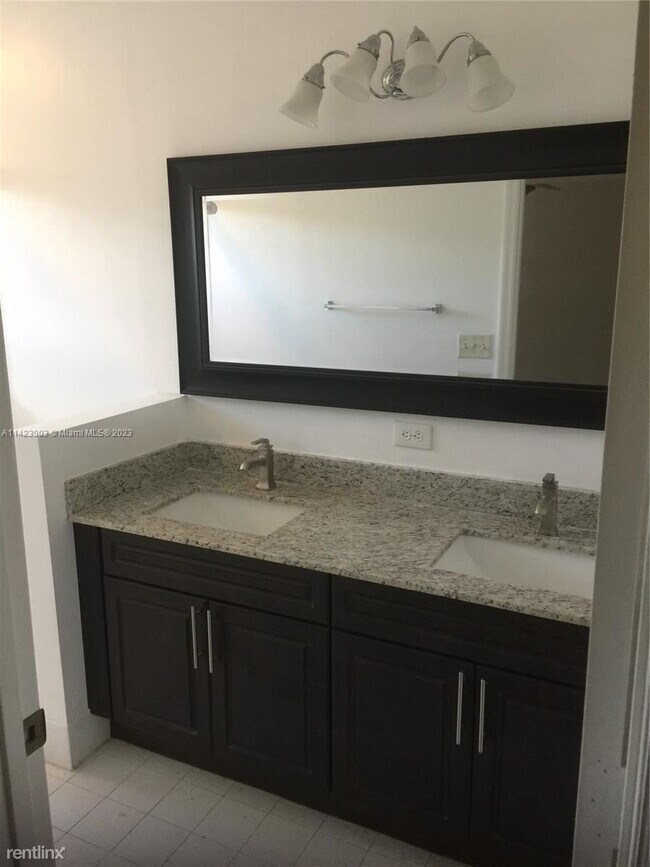 Foto del edificio - 3 br, 2.5 bath Townhome - 401 SW 120th Ave
