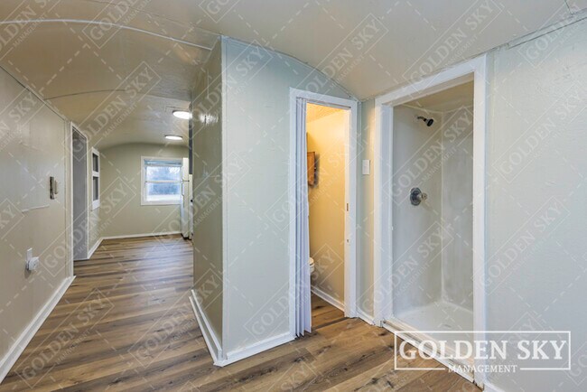 Building Photo - 2011 E 18th St