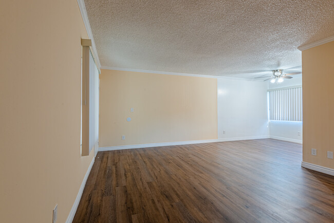 Building Photo - 6225 Reseda Blvd